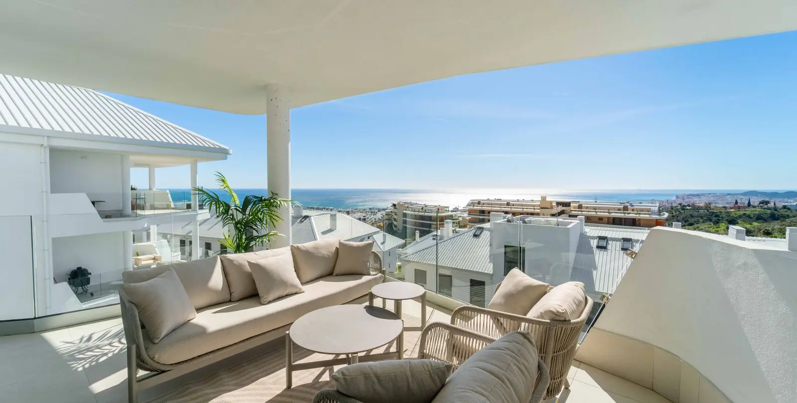 Sale of middle floor apartment in Higueron 10
