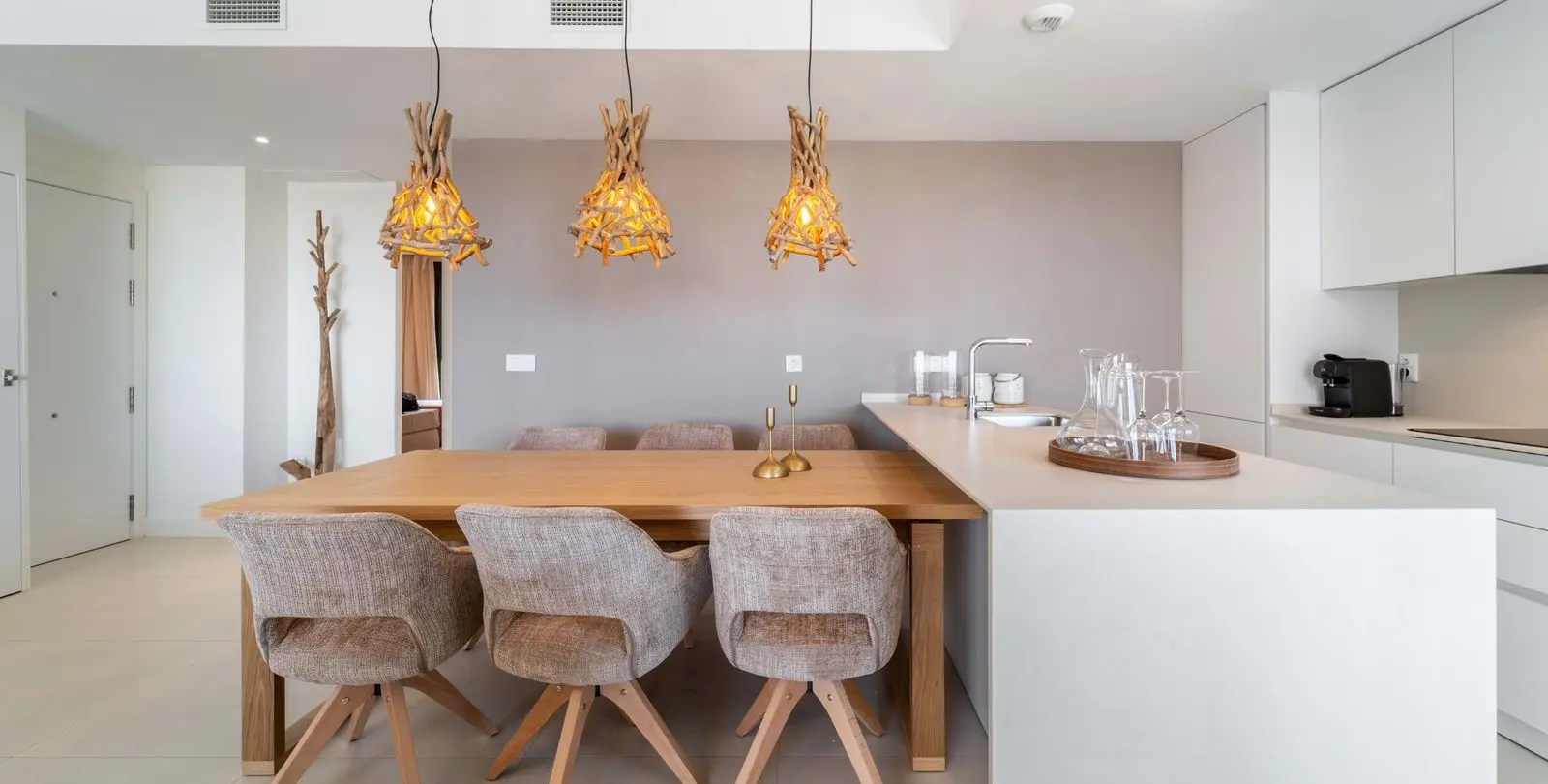 Sale of middle floor apartment in Higueron 19