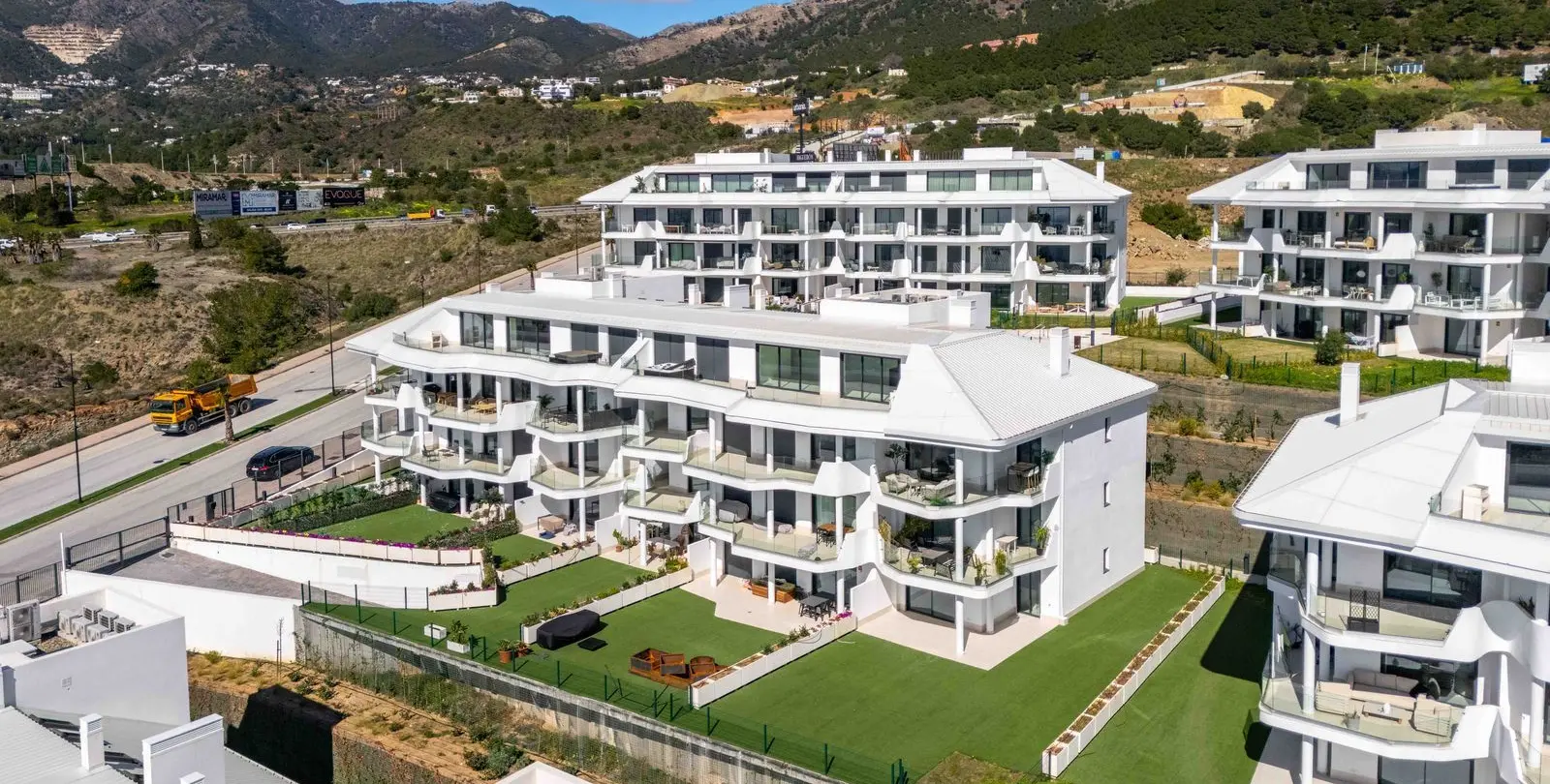 Sale of middle floor apartment in Higueron 20