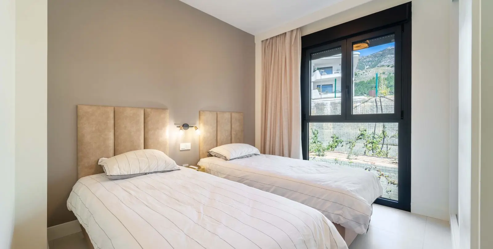 Sale of middle floor apartment in Higueron 24