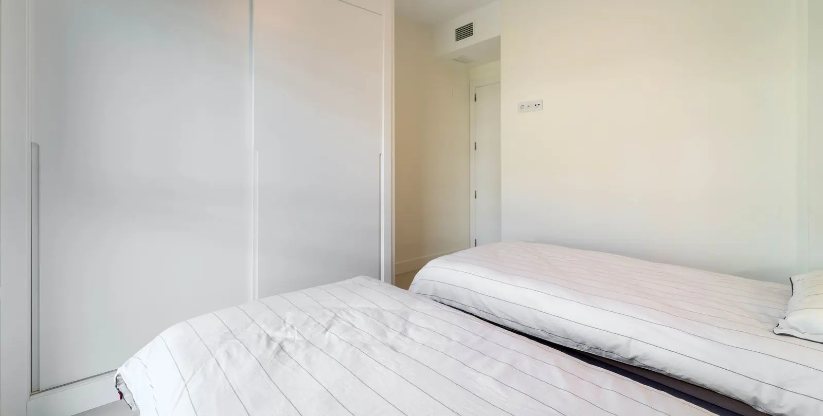 Sale of middle floor apartment in Higueron 25