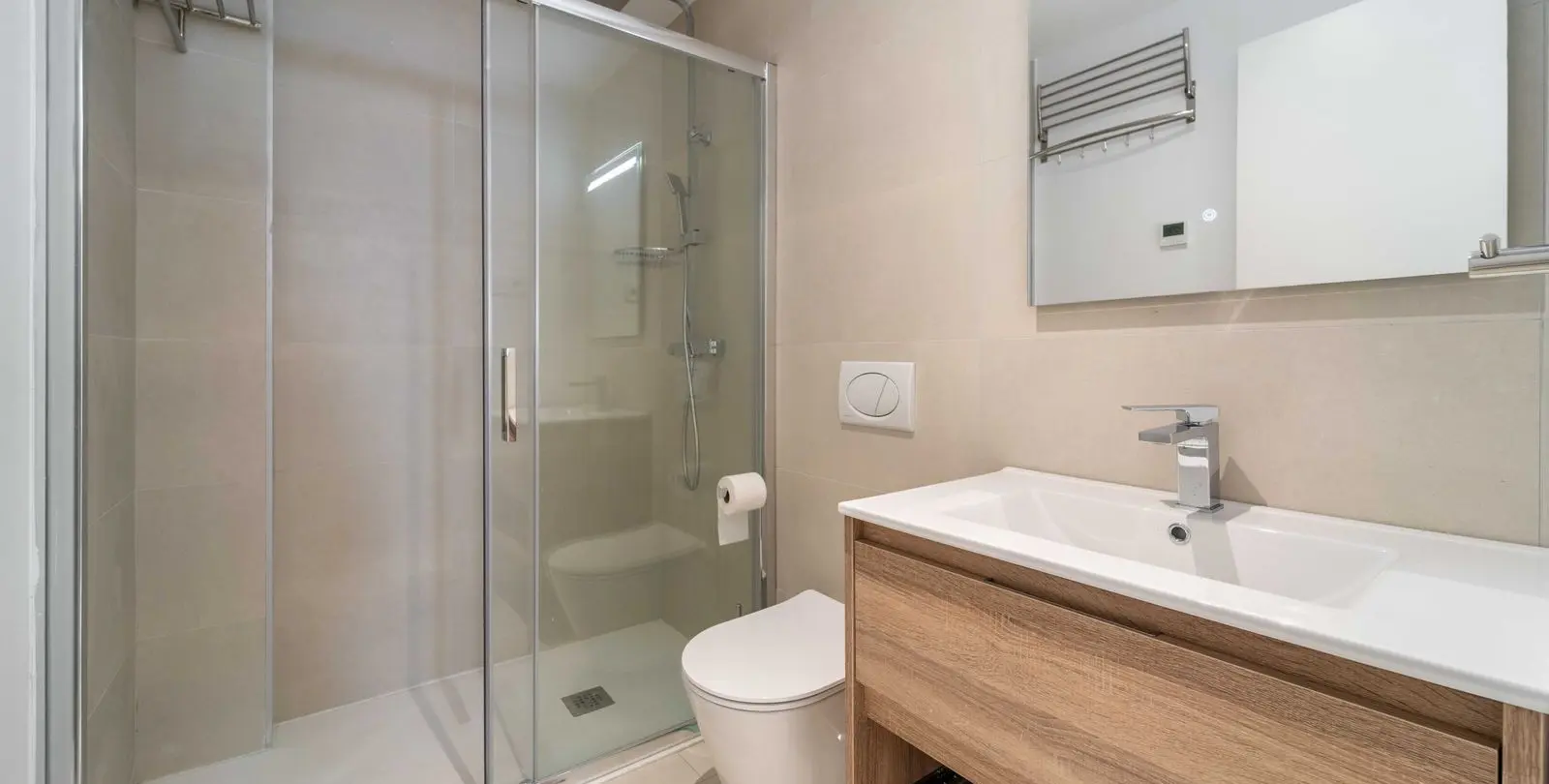 Sale of middle floor apartment in Higueron 26
