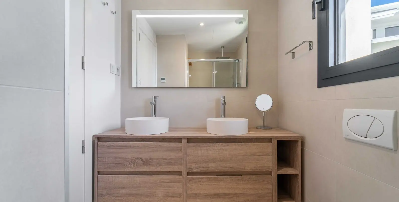 Sale of middle floor apartment in Higueron 28