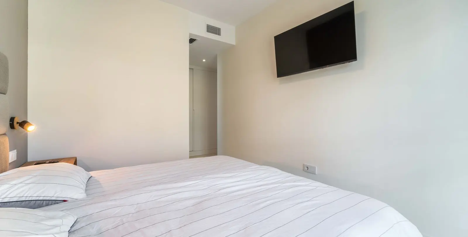 Sale of middle floor apartment in Higueron 33