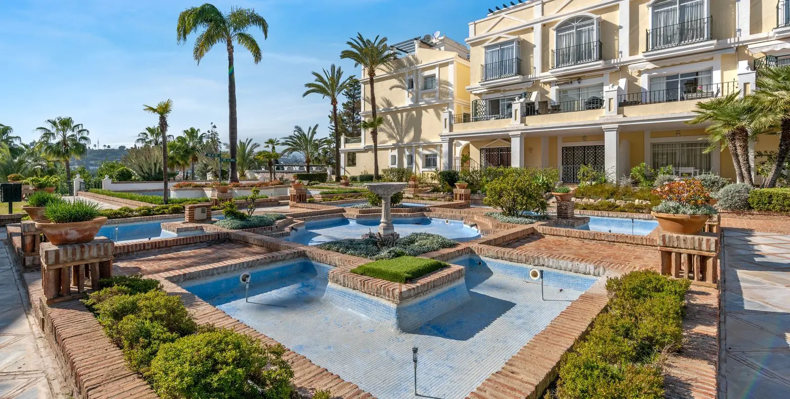 Продажа апартаментов на первом этаже в Marbella 1