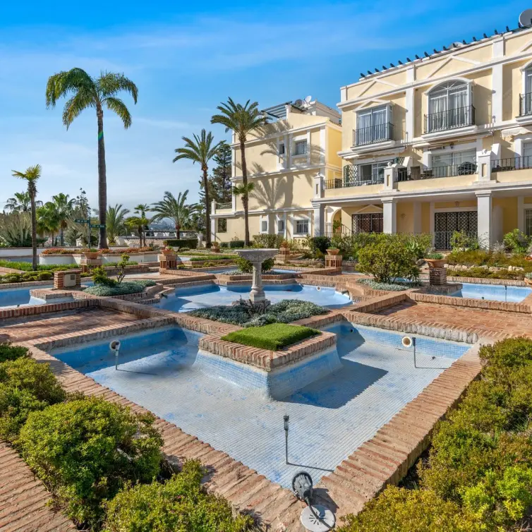 Продажа апартаментов на первом этаже в Marbella