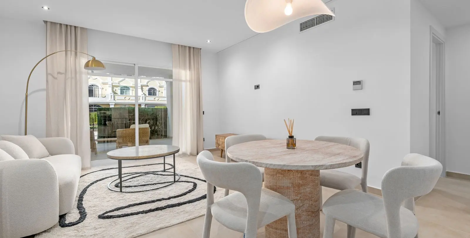 Продажа апартаментов на первом этаже в Marbella 2