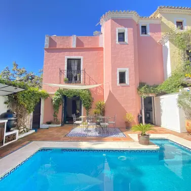 Продажа дома на две семьи в Marbella