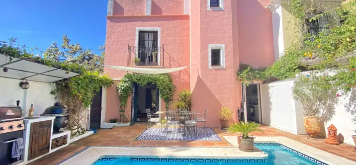 Продажа дома на две семьи в Marbella 0