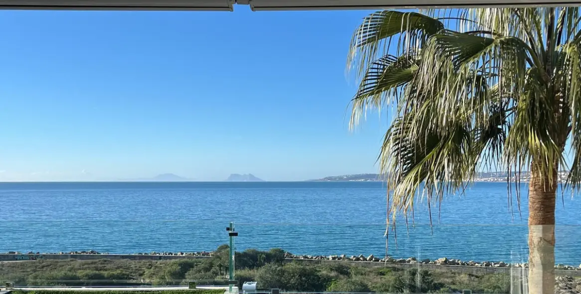 Sale of middle floor apartment in Estepona 1