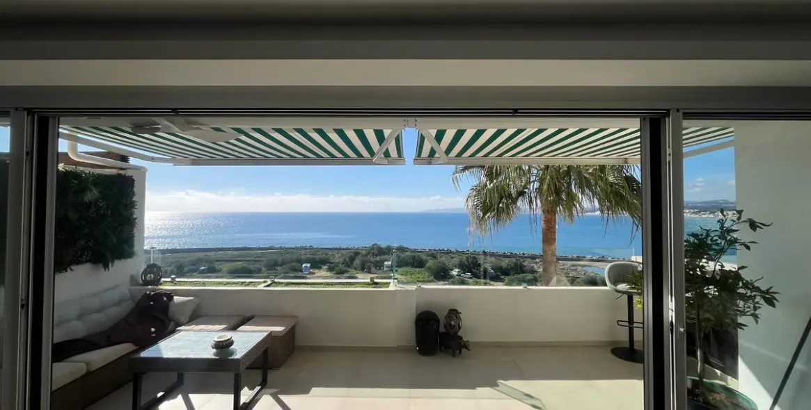 Sale of middle floor apartment in Estepona 2