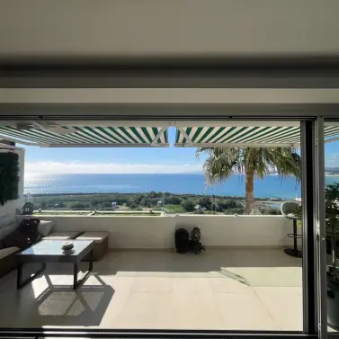 Sale of middle floor apartment in Estepona