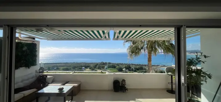 Sale of middle floor apartment in Estepona 1