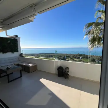 Sale of middle floor apartment in Estepona