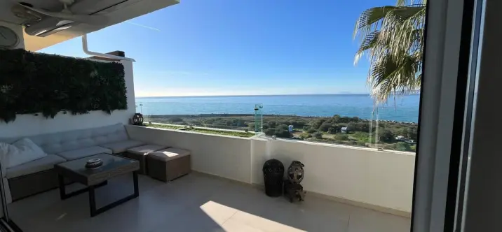 Sale of middle floor apartment in Estepona 3