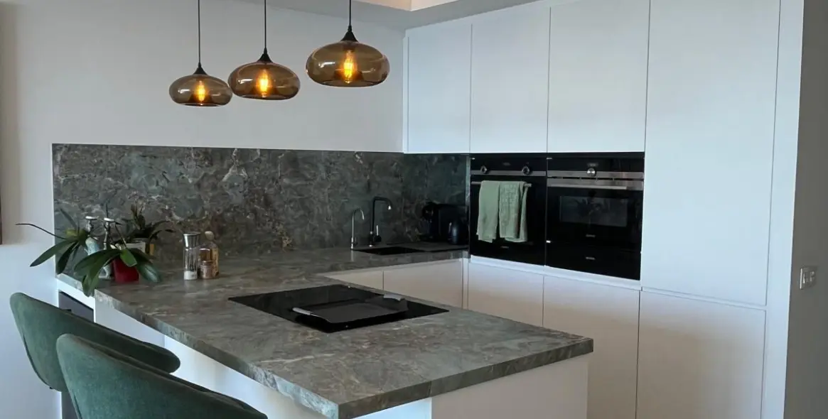 Sale of middle floor apartment in Estepona 11