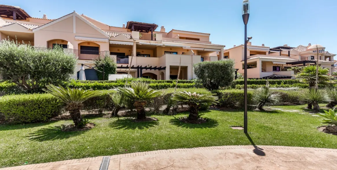 Venta de apartamento en planta media en Puerto Banús 1