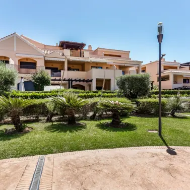 Venta de apartamento en planta media en Puerto Banús