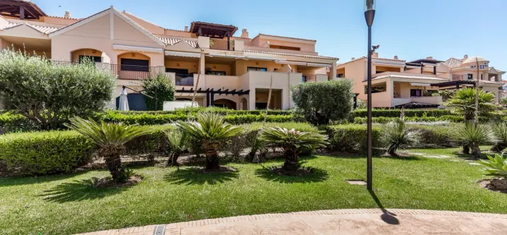 Venta de apartamento en planta media en Puerto Banús 0