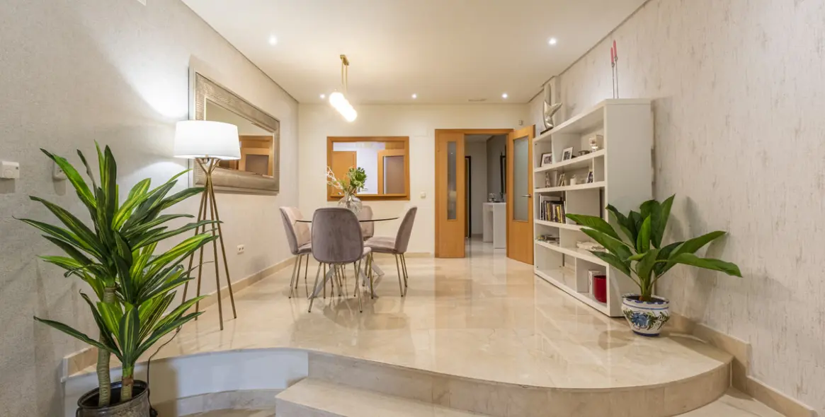 Venta de apartamento en planta media en Puerto Banús 2