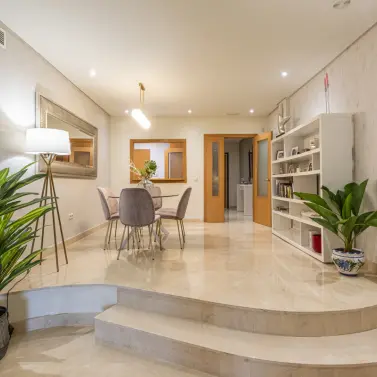 Venta de apartamento en planta media en Puerto Banús