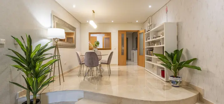 Venta de apartamento en planta media en Puerto Banús 1