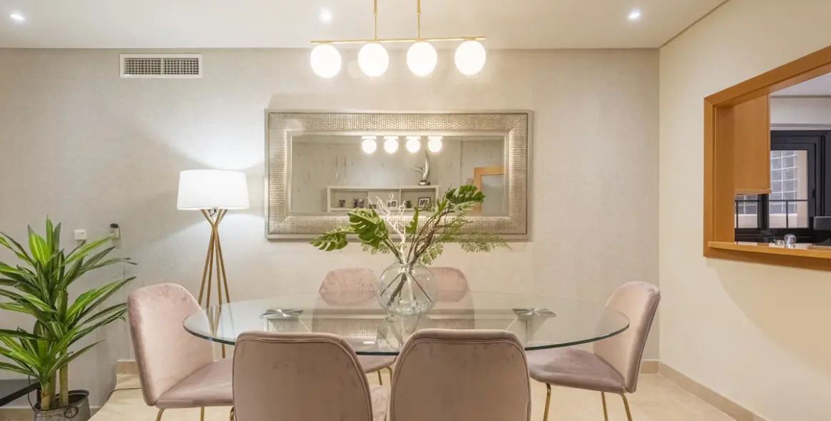 Venta de apartamento en planta media en Puerto Banús 3