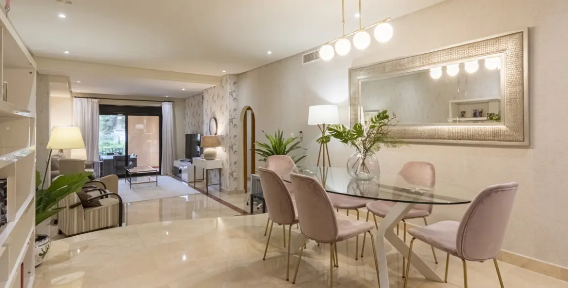 Venta de apartamento en planta media en Puerto Banús 4