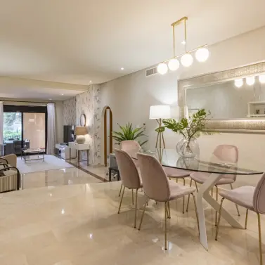 Venta de apartamento en planta media en Puerto Banús