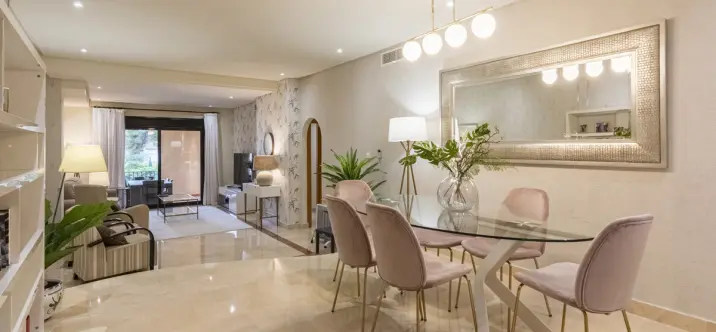 Venta de apartamento en planta media en Puerto Banús 3