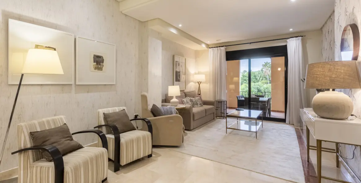 Venta de apartamento en planta media en Puerto Banús 5