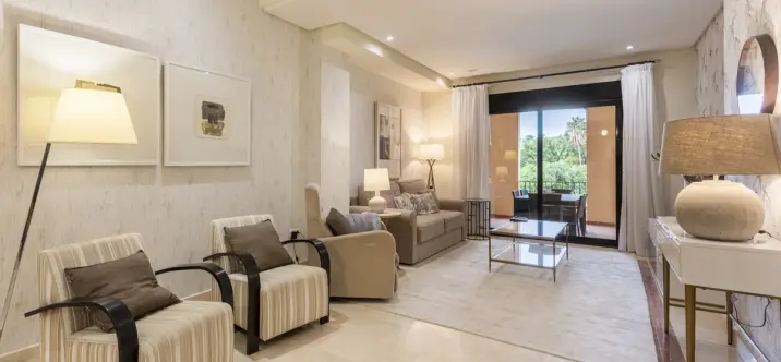 Venta de apartamento en planta media en Puerto Banús 4