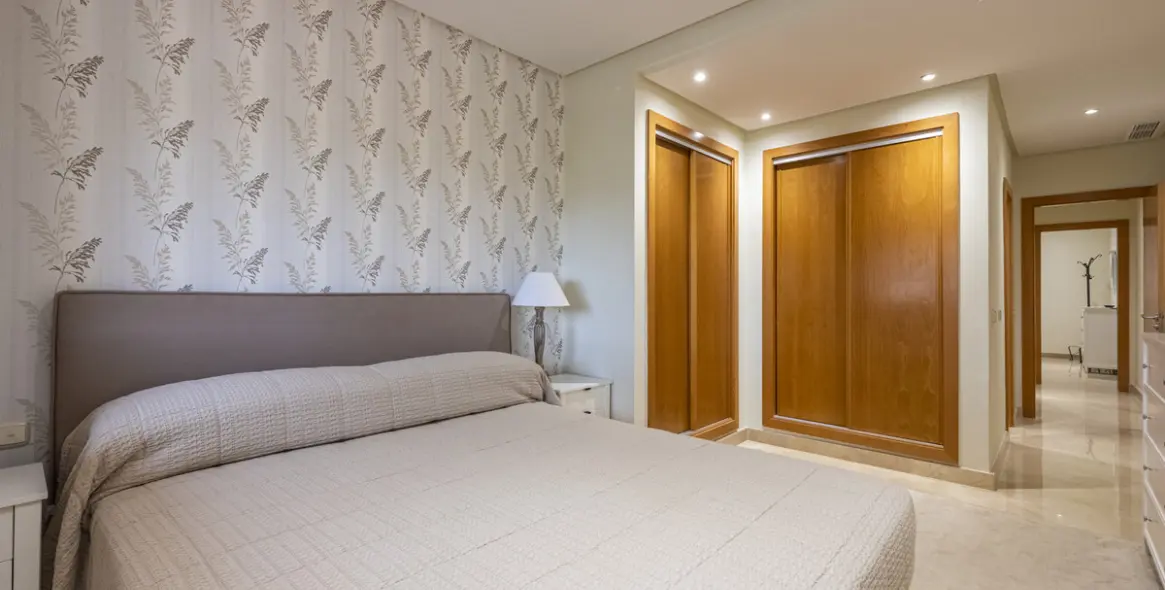 Venta de apartamento en planta media en Puerto Banús 6