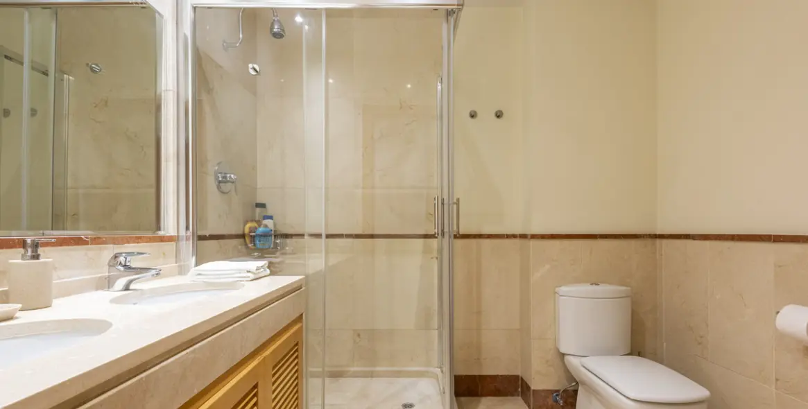 Venta de apartamento en planta media en Puerto Banús 8