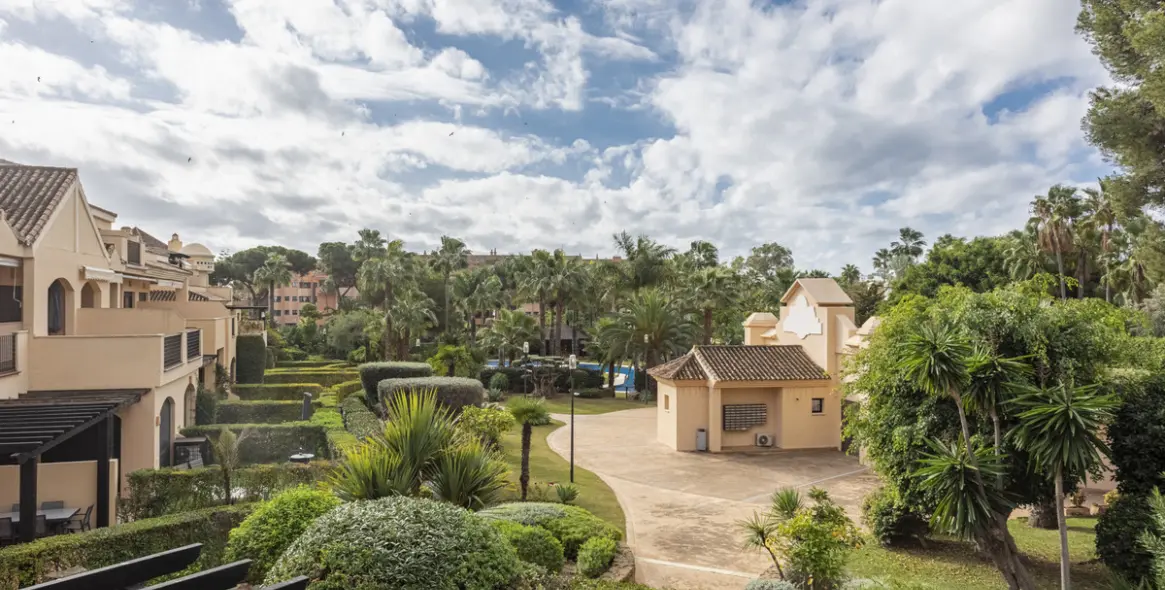 Venta de apartamento en planta media en Puerto Banús 10