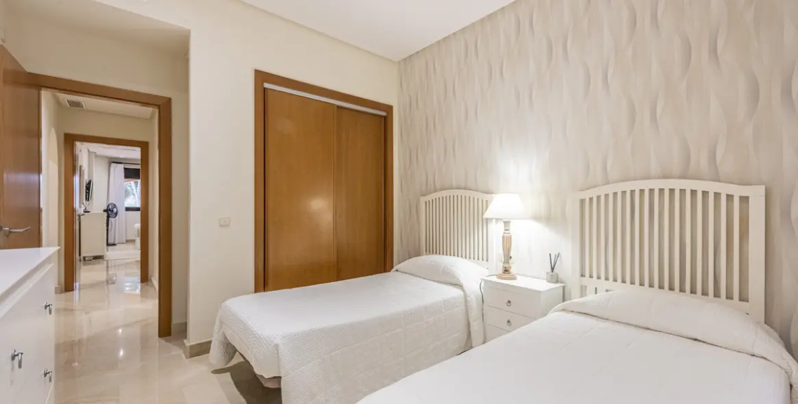 Venta de apartamento en planta media en Puerto Banús 11