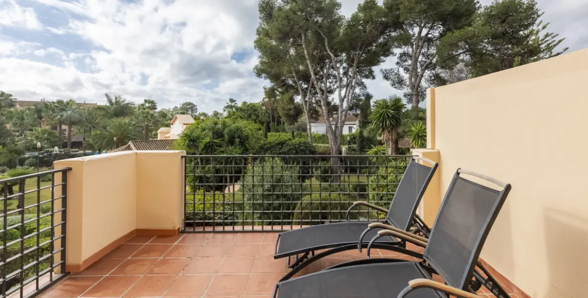 Venta de apartamento en planta media en Puerto Banús 12