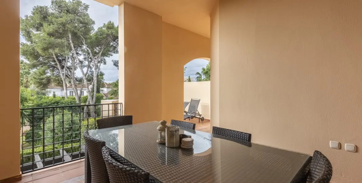 Venta de apartamento en planta media en Puerto Banús 13