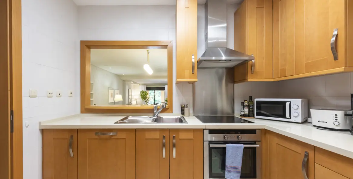 Venta de apartamento en planta media en Puerto Banús 16