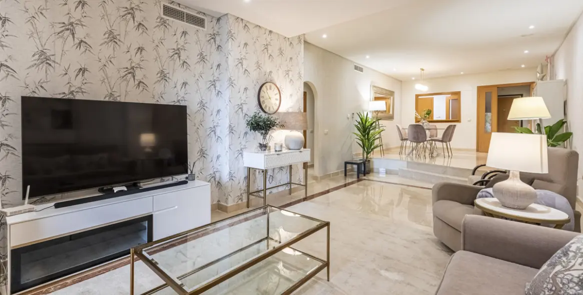 Venta de apartamento en planta media en Puerto Banús 18