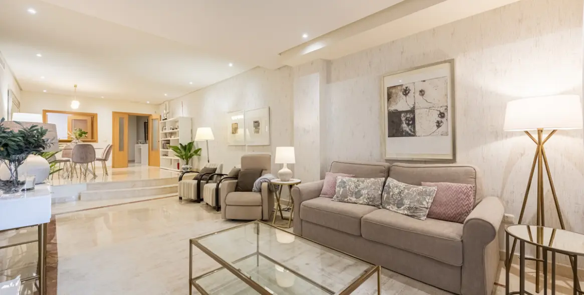 Venta de apartamento en planta media en Puerto Banús 19