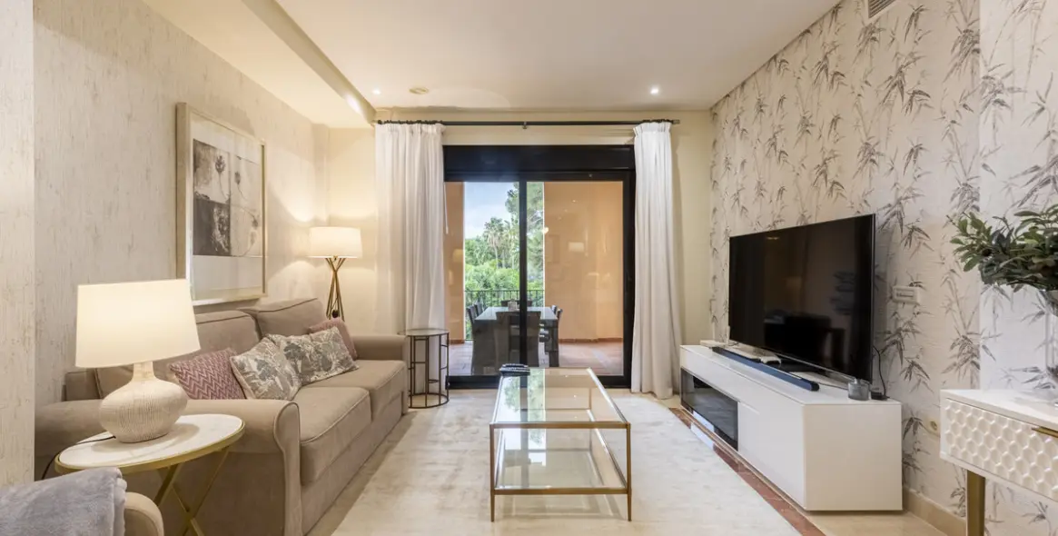 Venta de apartamento en planta media en Puerto Banús 20