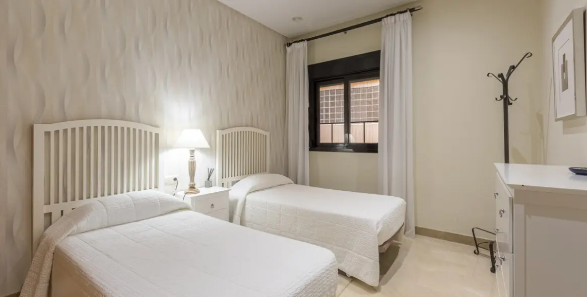 Sale of middle floor apartment in Puerto Banús 21