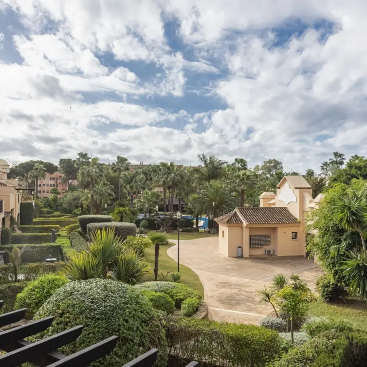Sale of middle floor apartment in Puerto Banús