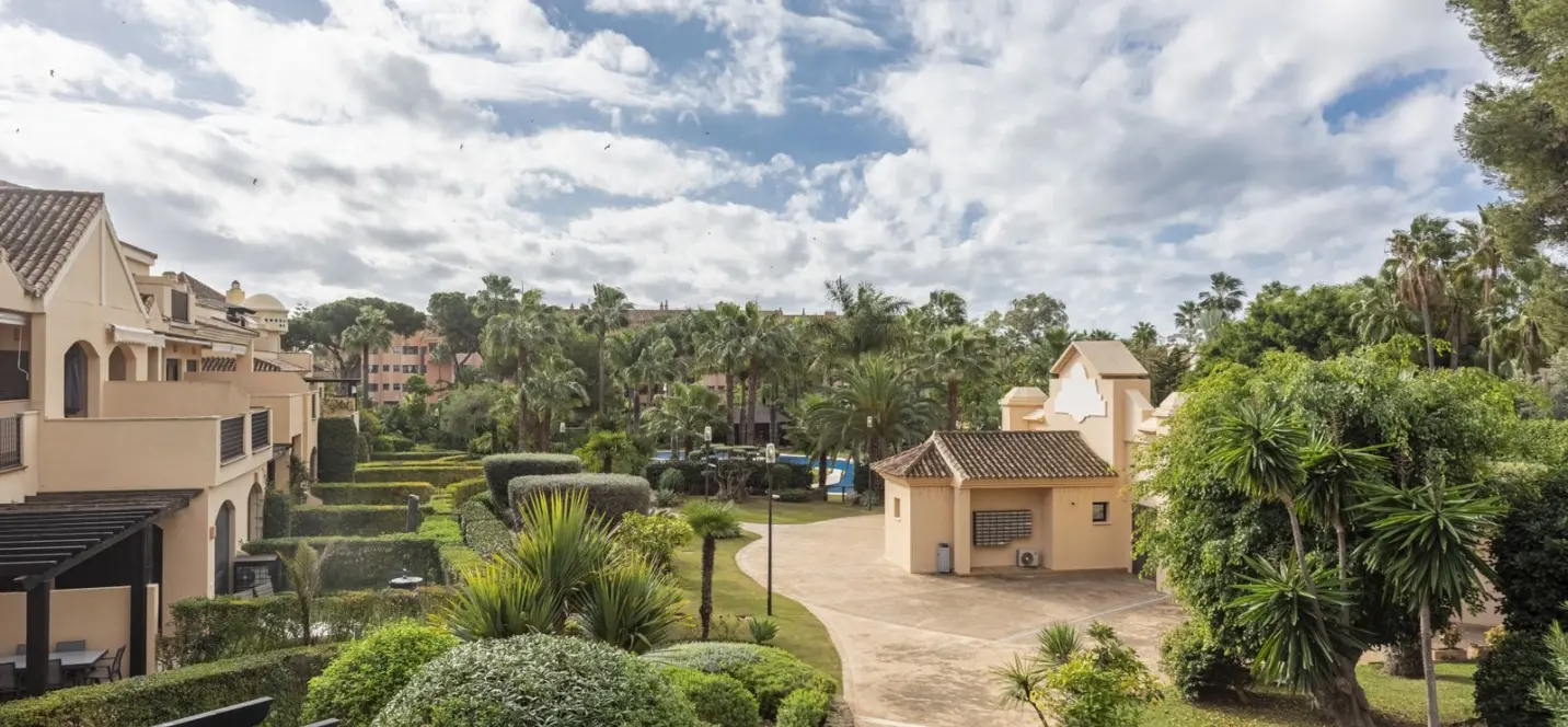 Sale of middle floor apartment in Puerto Banús 1