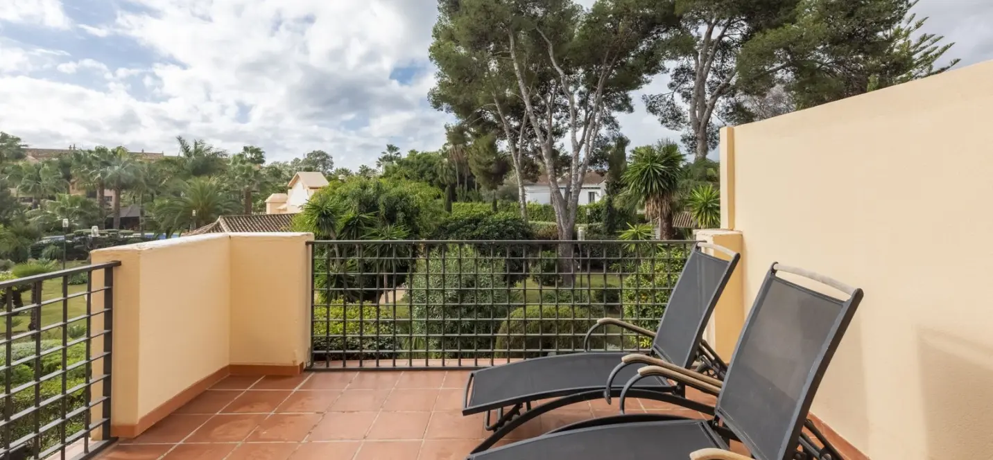Sale of middle floor apartment in Puerto Banús 2