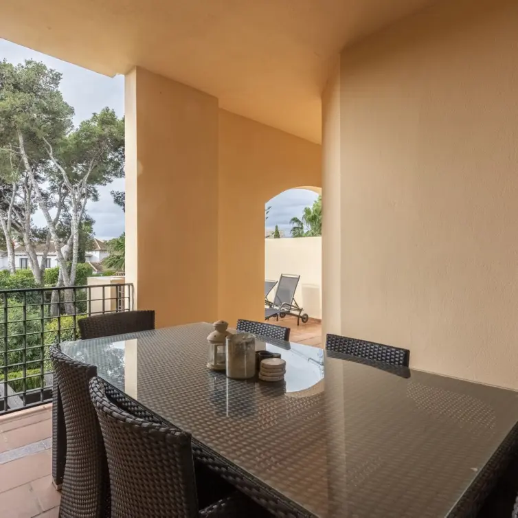 Sale of middle floor apartment in Puerto Banús