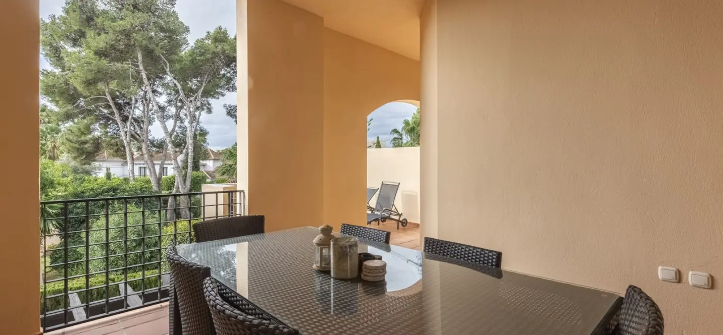 Sale of middle floor apartment in Puerto Banús 3