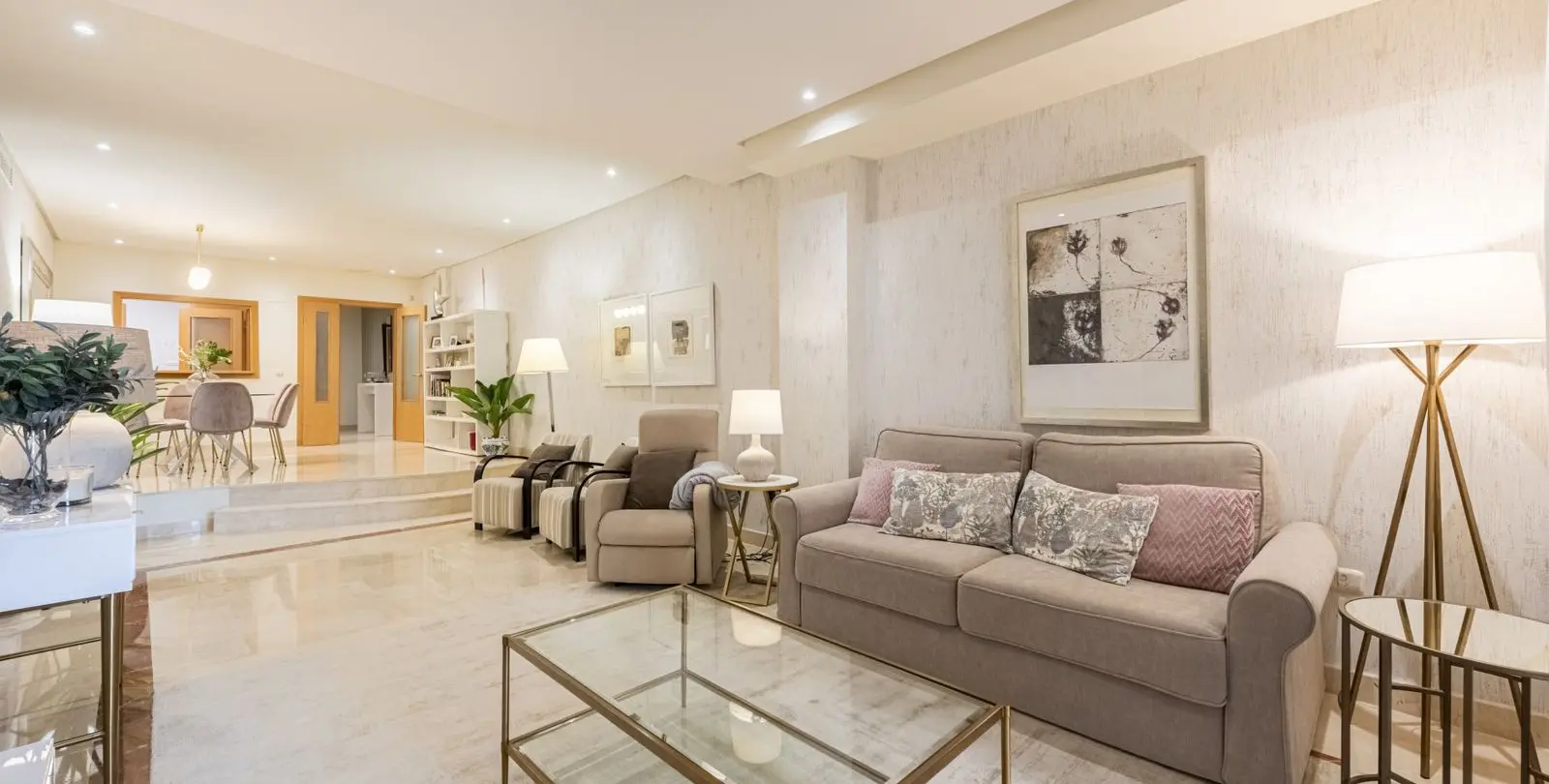 Sale of middle floor apartment in Puerto Banús 9