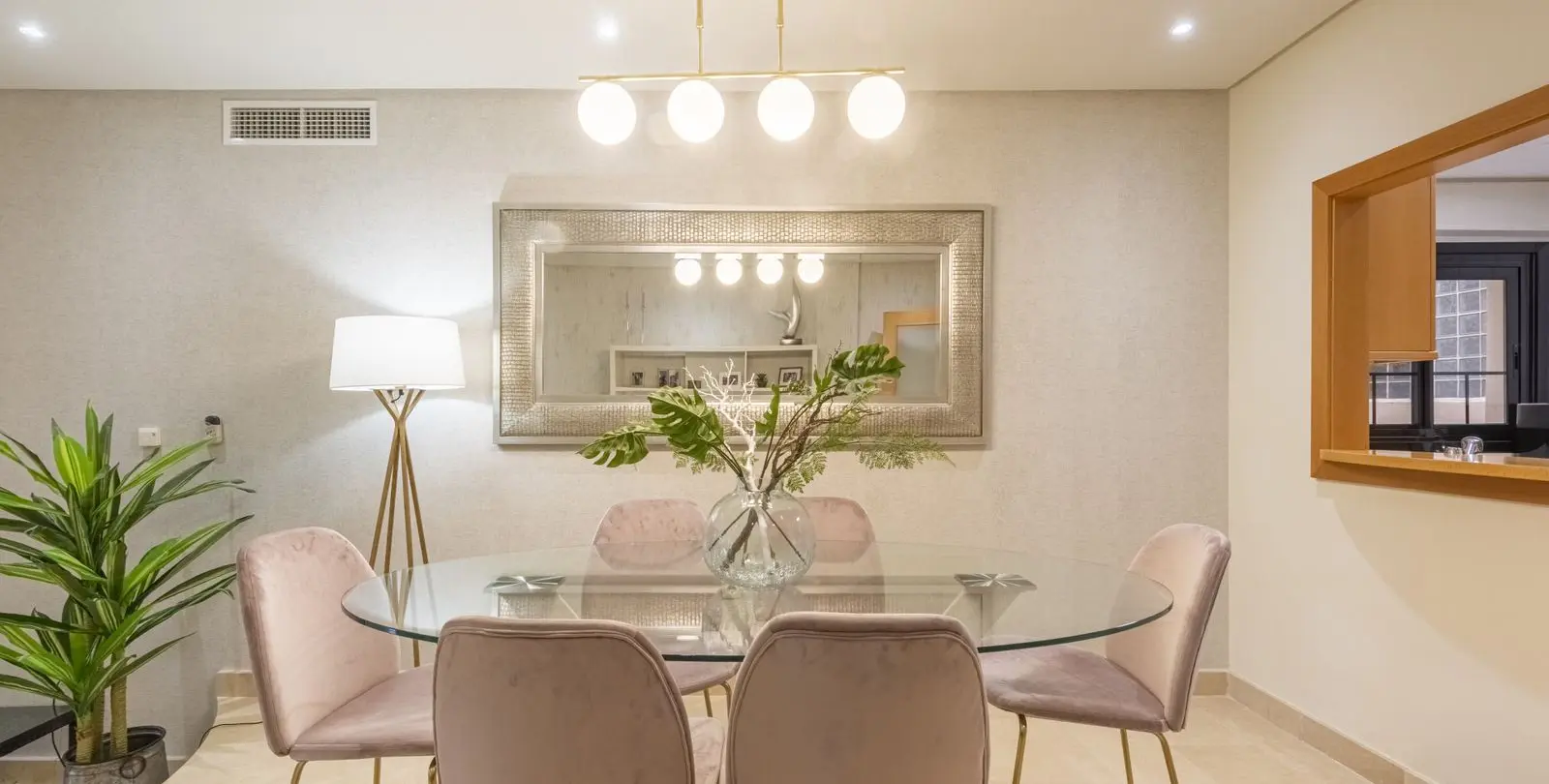 Sale of middle floor apartment in Puerto Banús 12